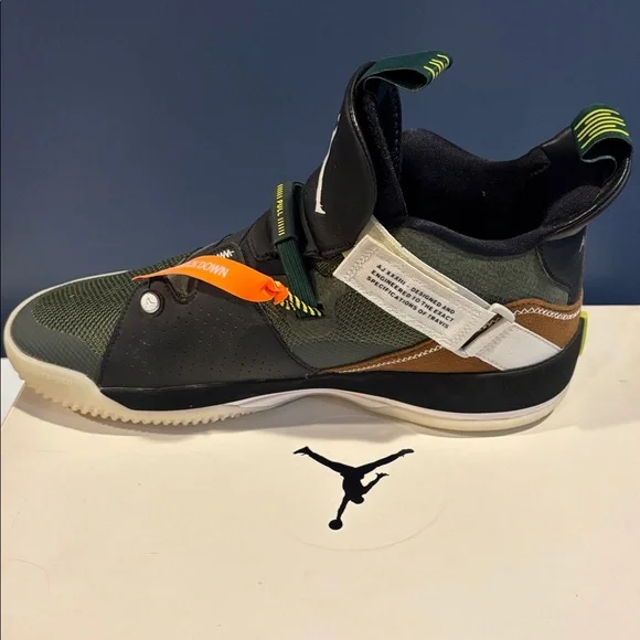 Nike Jordan XXXIII
Travis Scott - Picture 7 of 9